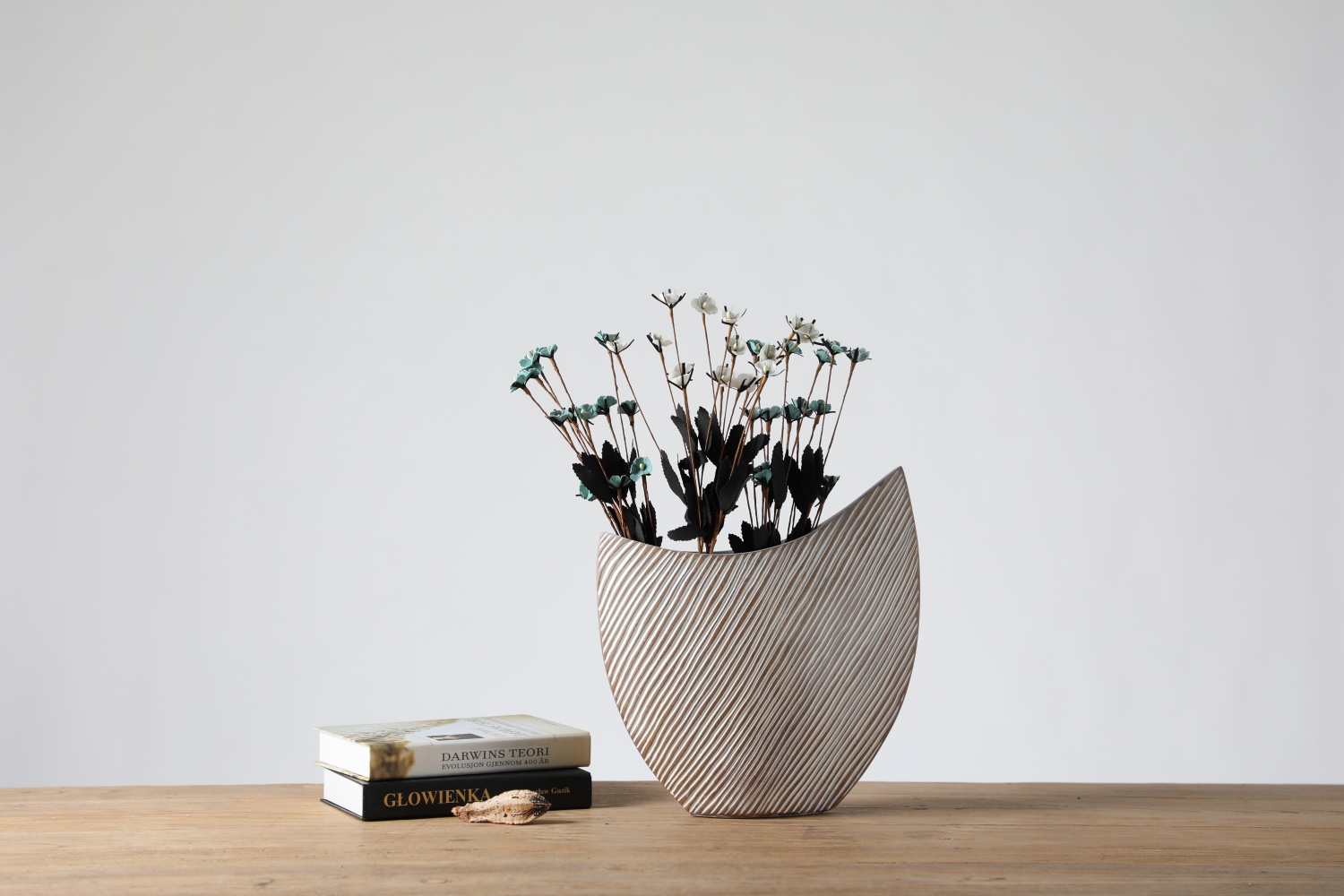 Simple Modern Resin Craft Vase Unique Shape Decorative Vases For Home Hotel Restaurant Decoration