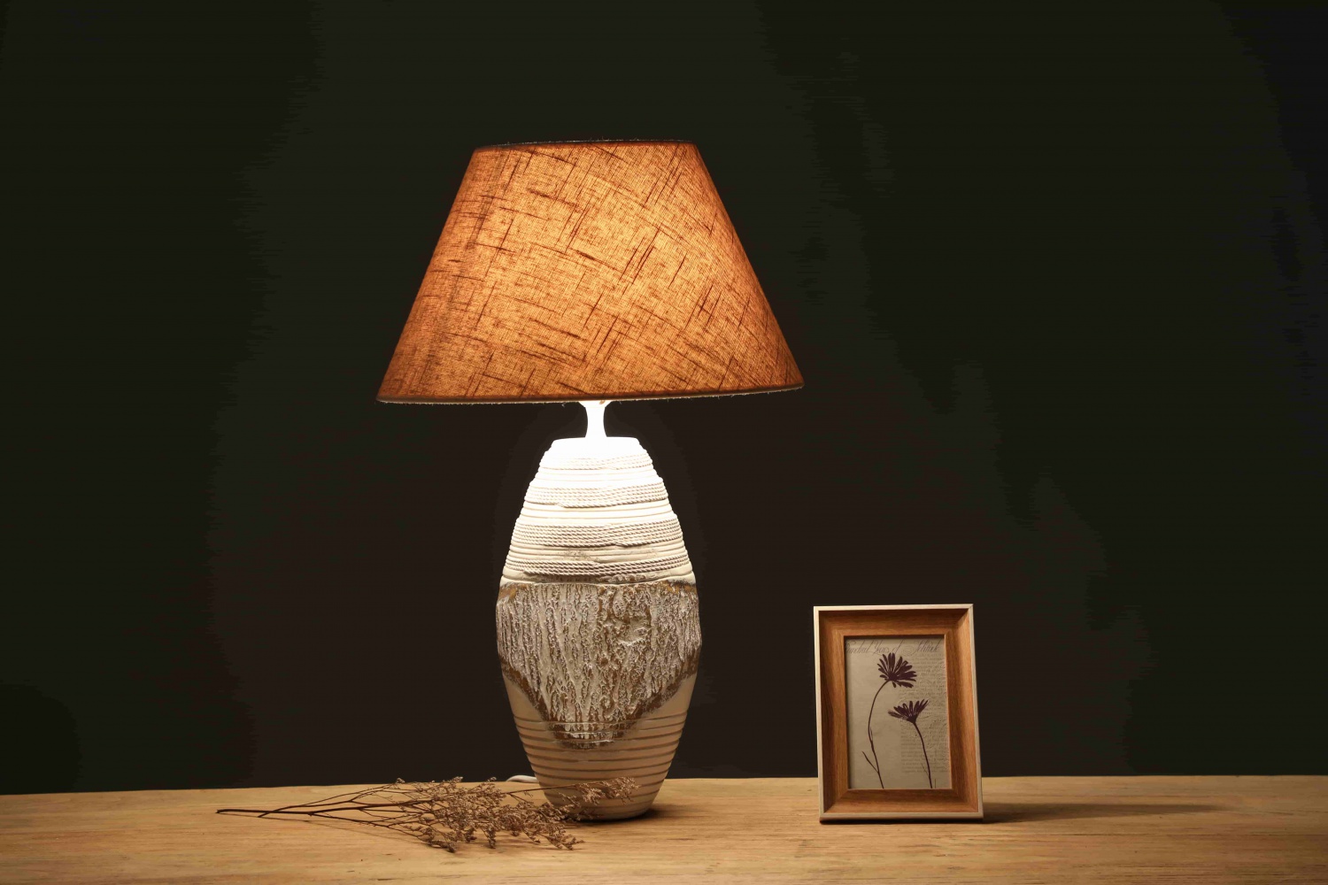 Wholesale high quality resin material desk lamp exquisite home artwork nordic style table lamp for reading room