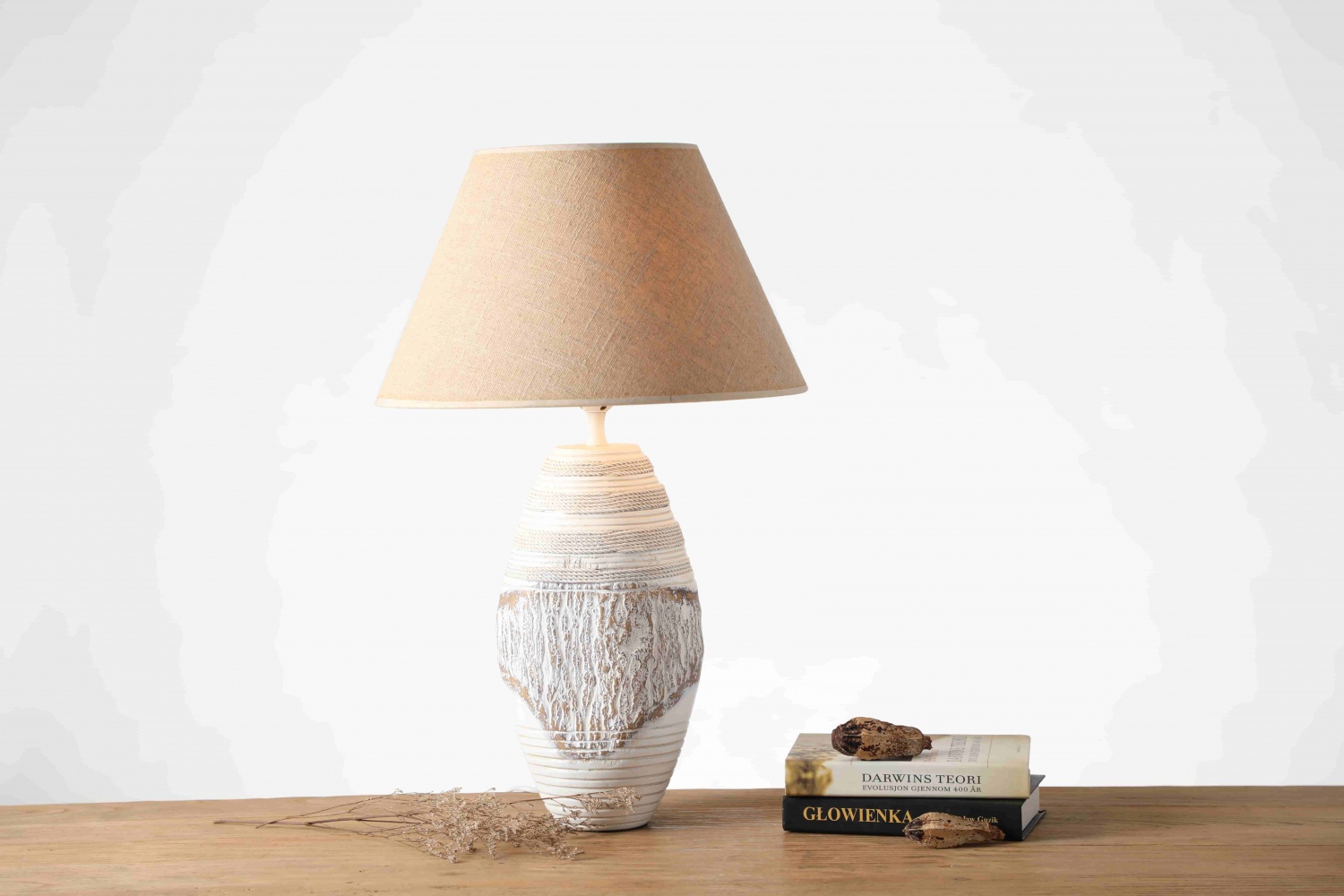 Wholesale high quality resin material desk lamp exquisite home artwork nordic style table lamp for reading room