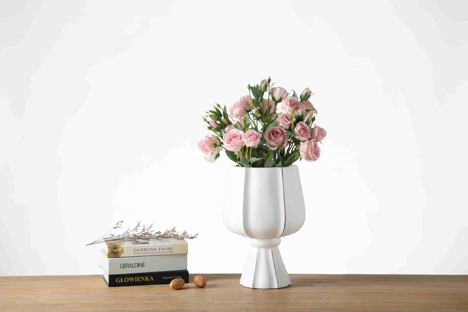 Exquisite House Decoration Interior Accessories Vase Decor White Resin Crafts Tall Flower Vase For Wedding Decor