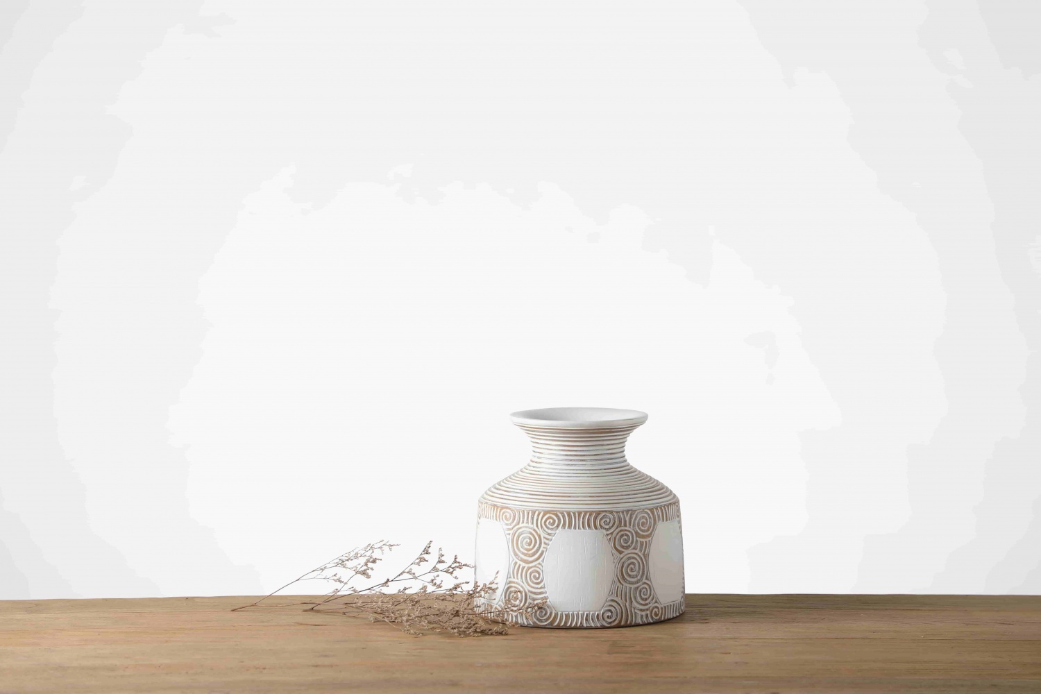 Manufacturer Embossed Resin Carved Cloud pattern Decorative Vase