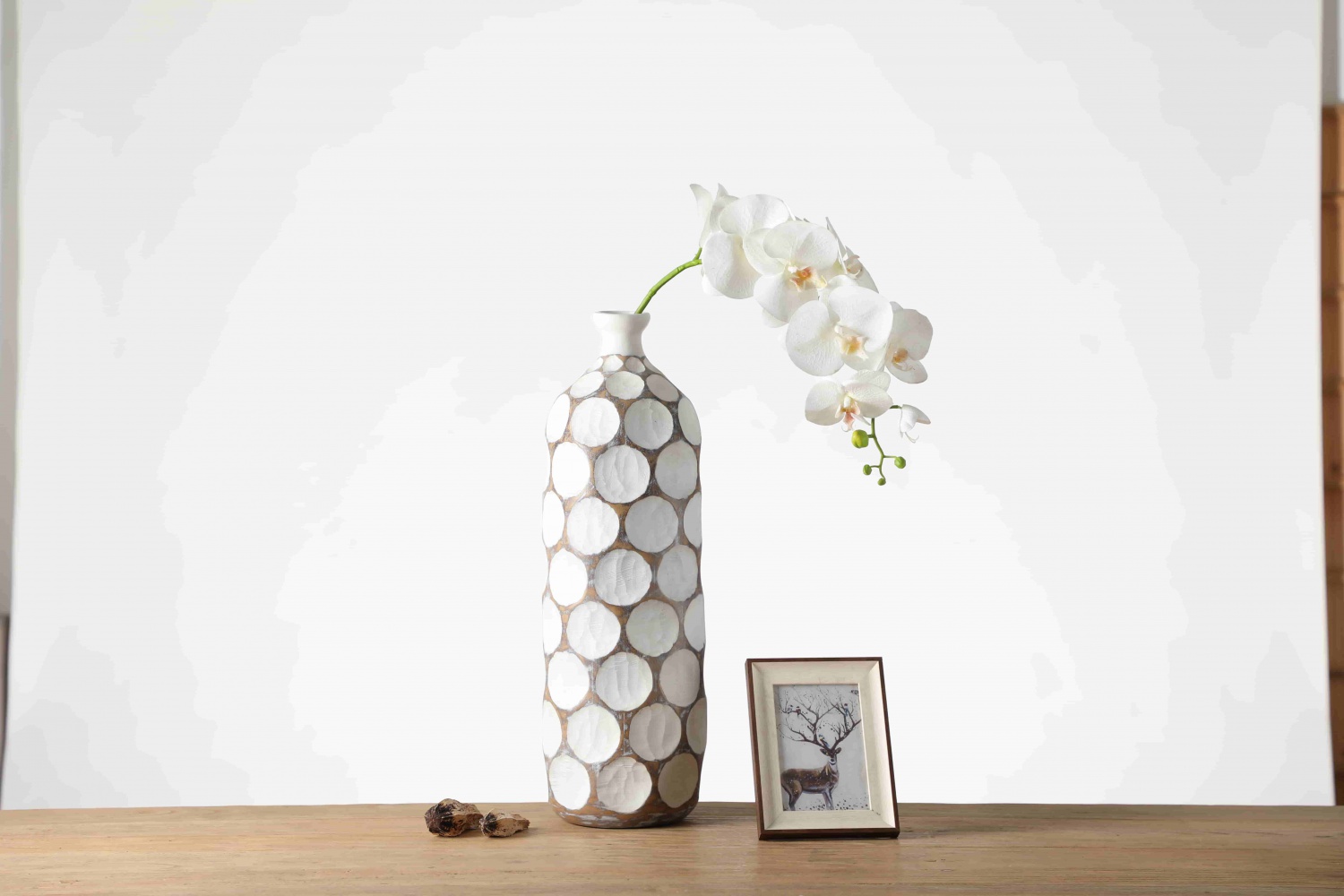 Graceful relief surface design handmade white vase art decoration ornaments resin flower vase for wedding decor
