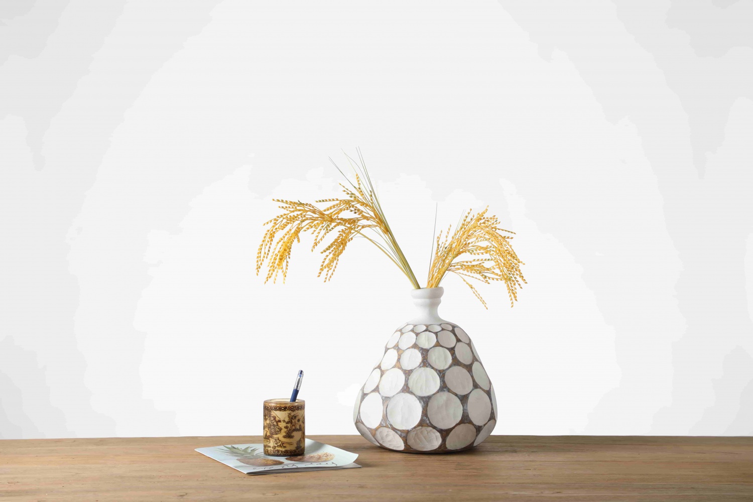 Graceful relief surface design handmade white vase art decoration ornaments resin flower vase for wedding decor