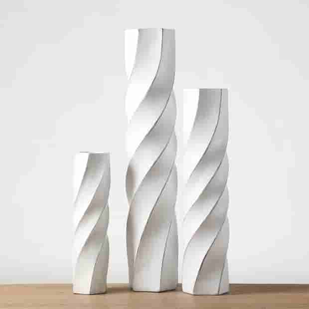 Wholesale resin crafts & gifts modern design simple style white ornaments living room goods decoration floor resin vase
