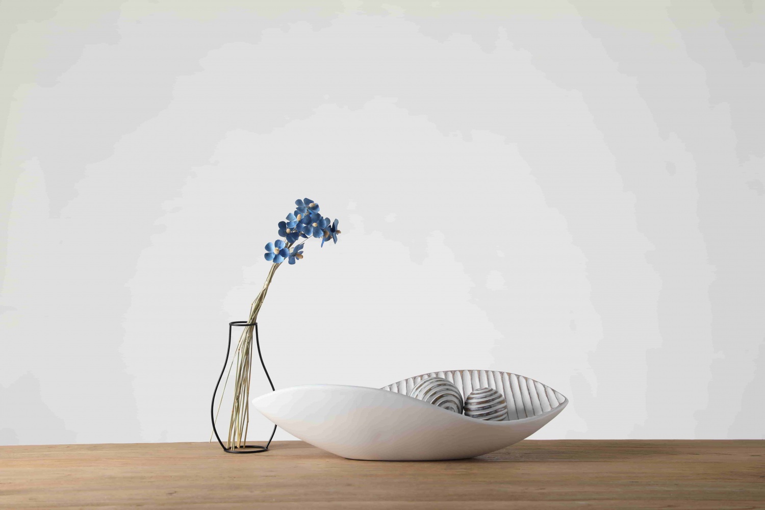 Modern polyresin craft supplies nordic decor resin tray with ball decorations for home