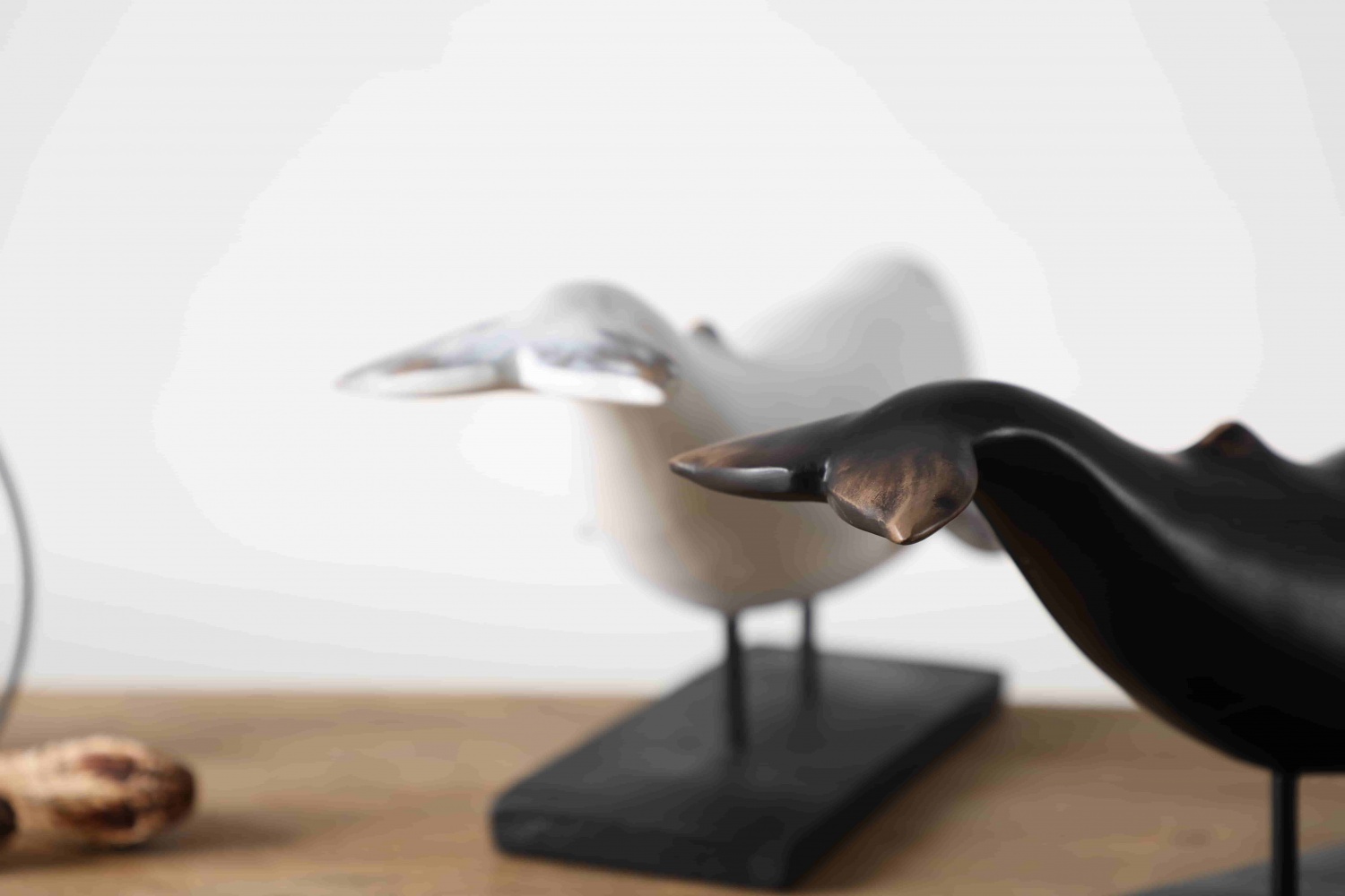 Nordic Modern Figures Desk Decoration Home Living Room Resin Black Whale Statue Resin Crafts Home Decor