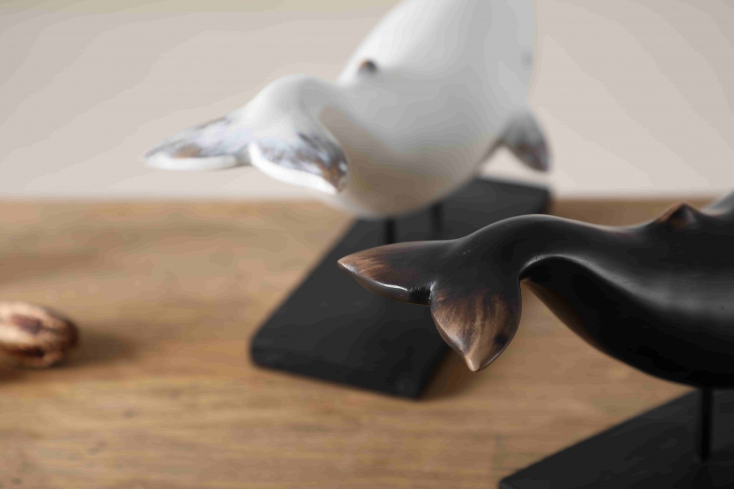 Nordic Modern Figures Desk Decoration Home Living Room Resin Black Whale Statue Resin Crafts Home Decor