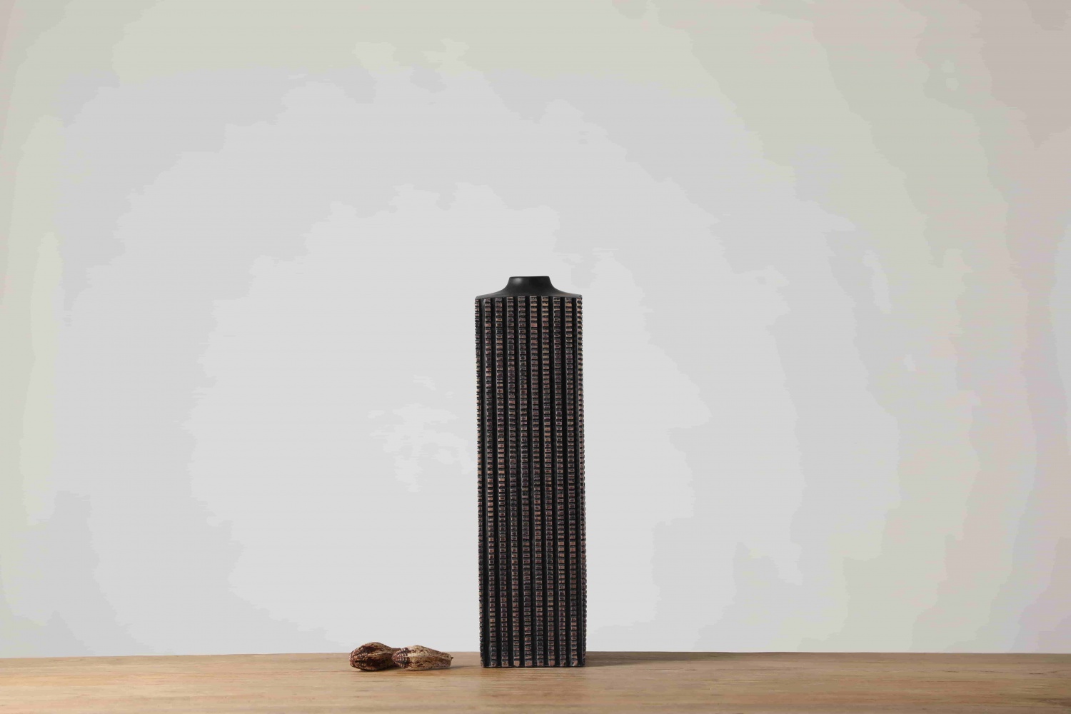 Wholesale Handmade Nordic Black Resin Flower Vase Home Accessories Ornaments Resin Art Decor Flower Vase Home Art Resin Vase