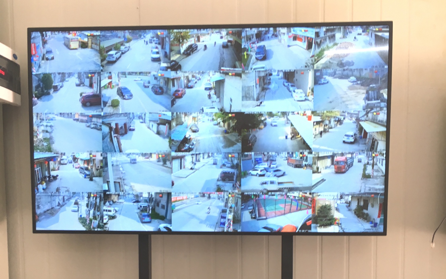 广东某乡镇治安室 16分割高清液晶屏