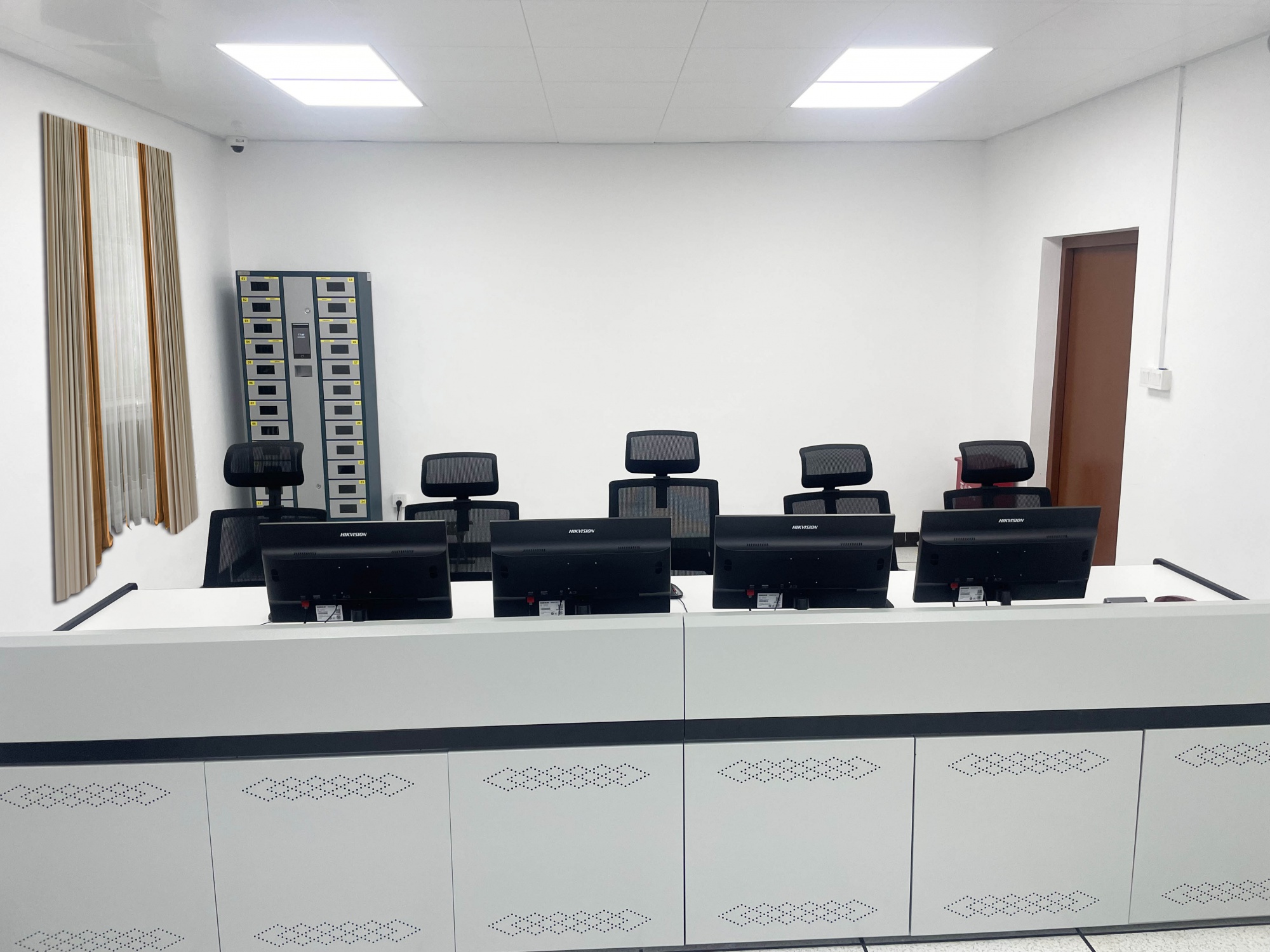 潮州xx部队指挥调度中心55寸2X2高清液晶拼接幕墙