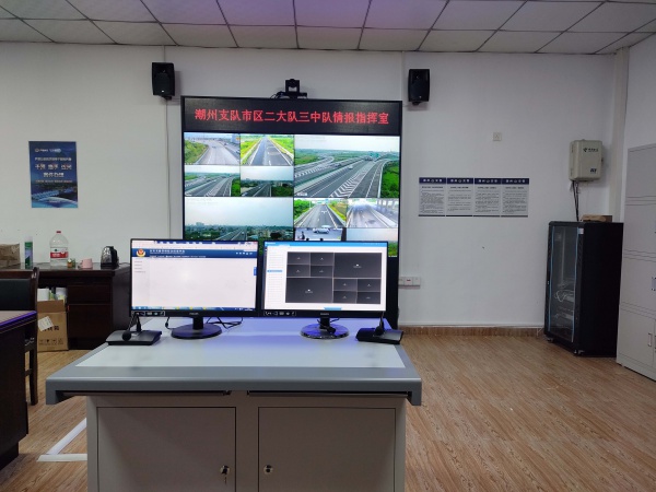 潮州市交警支队某情报指挥室49寸2X2液晶拼接幕墙