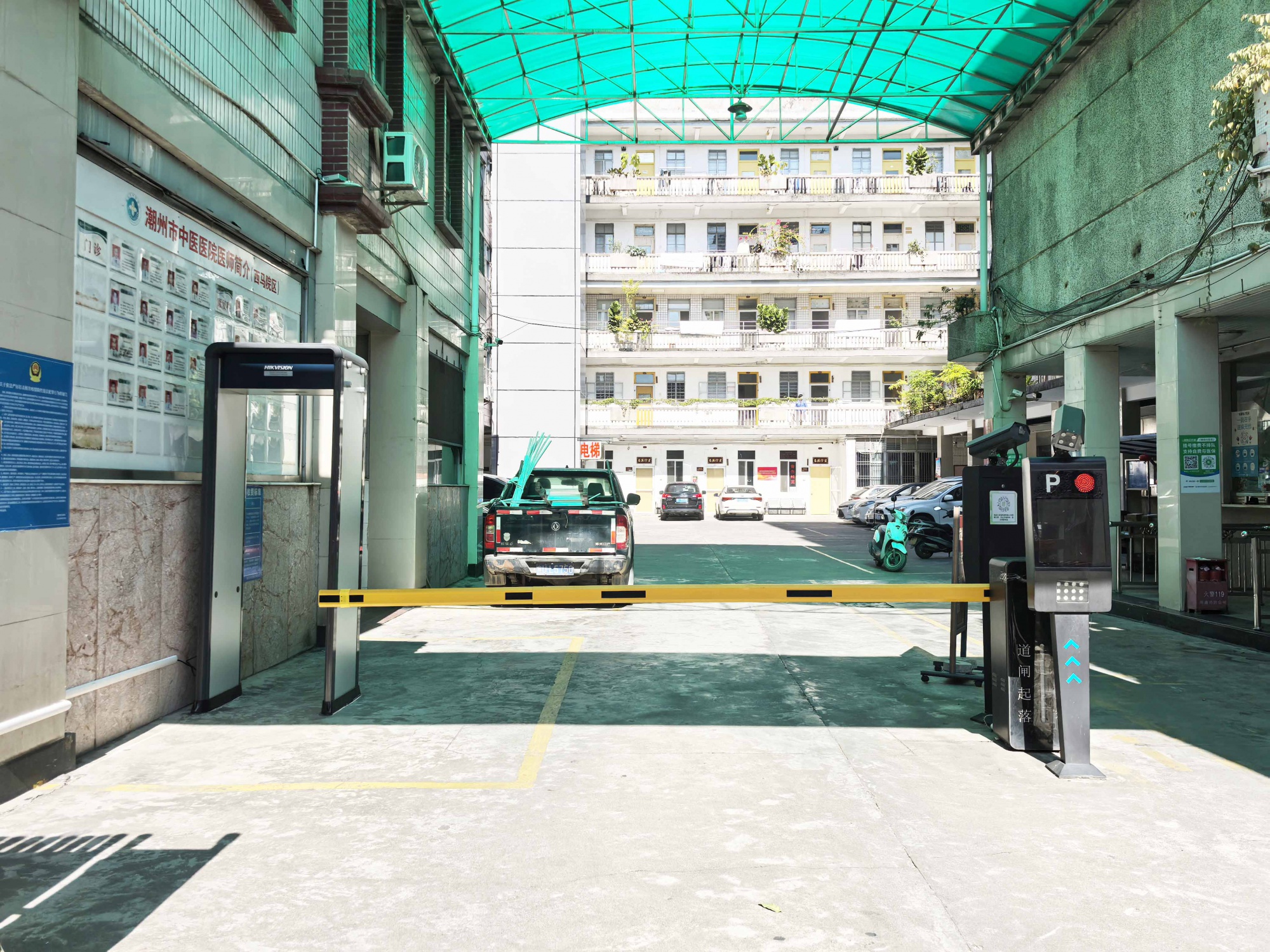潮州市中医医院出入口智能安保检测系统