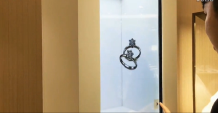 4K透明液晶展示柜——钻石应用