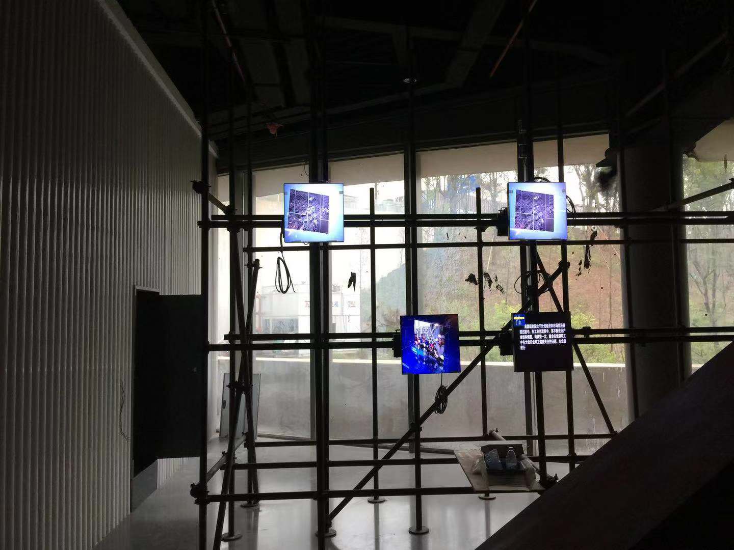 Quadrate LCD suspension case