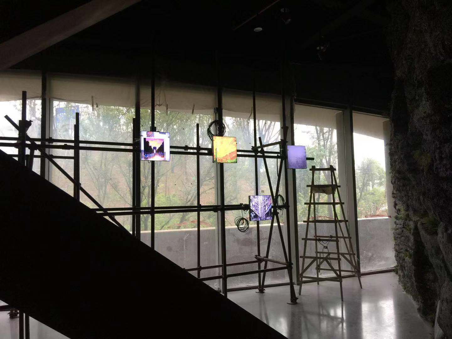 Quadrate LCD suspension case