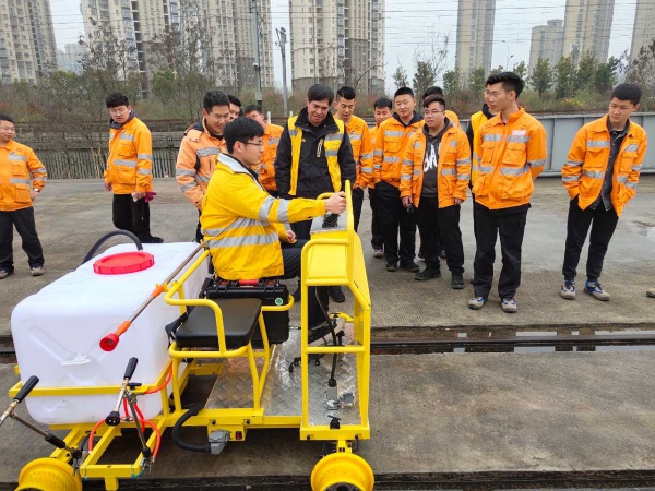 铁路线路除草剂智能喷洒机