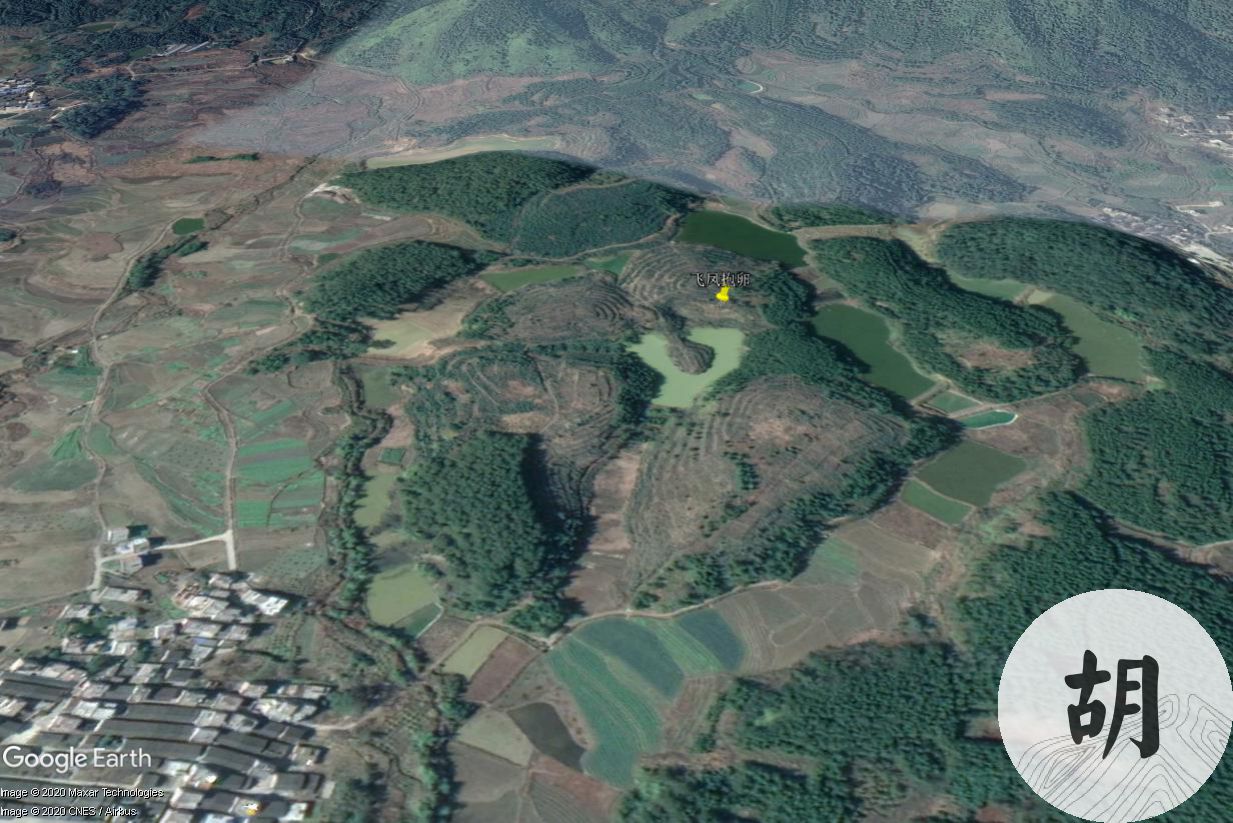 这块地我喝形飞凤抱卵，此地来龙几十里，生出一片飞凤地，泗水归塘生出一个卵蛋，十分形象，出大富之人。