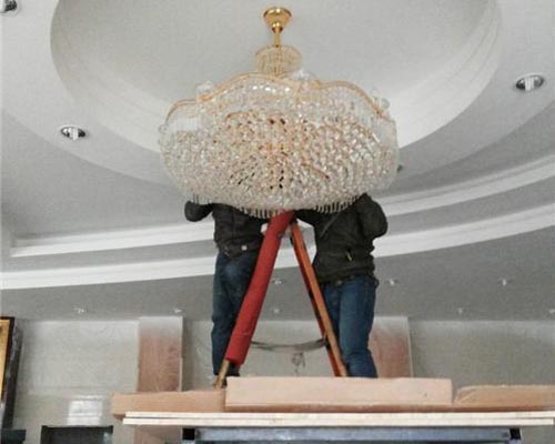 工人在清洗水晶燈