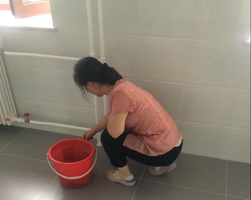 保潔人員在清洗地麵