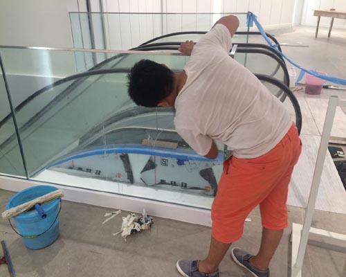 保潔人員在清洗商場電梯玻璃