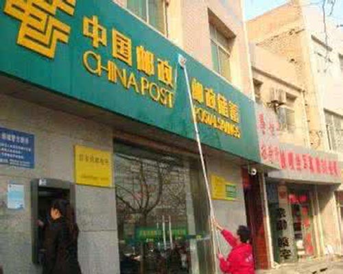 工人使用設備清洗廣告牌