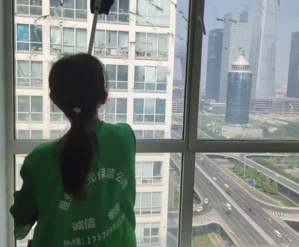擦玻璃保潔價格_北京擦玻璃保潔公司