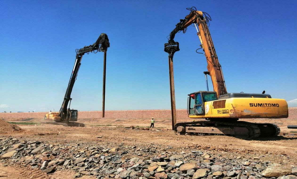 应县北区清东路污水管线沟槽钢板桩支护作业