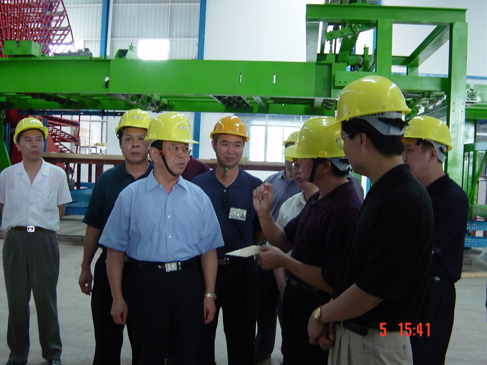 2003年6月，时任自治区党委书记曹伯纯（左三）到高林公司视察2