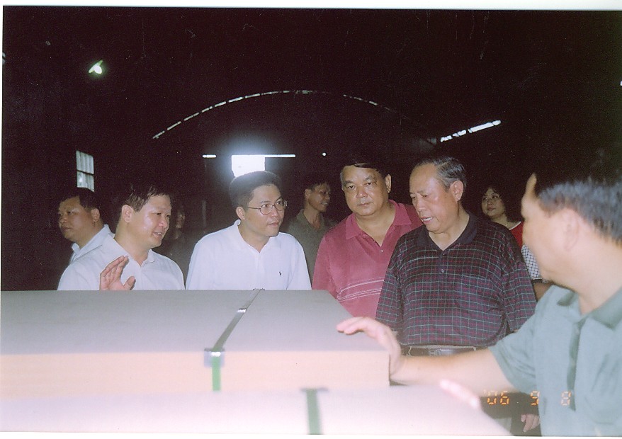 2006年9月，时任中央农村事情向导小组副组长（正部长级）徐有芳（右二）到九洲公司视察