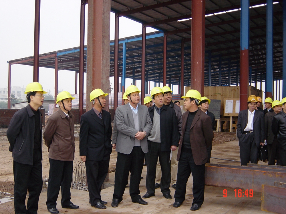 2003年3月，时任自治区副主席杨贺喜（前排右三）到高林公司指导事情