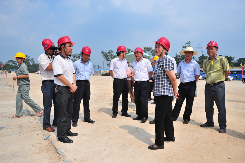 2011年6月，时任自治区党委副书记，现任自治区政协主席陈际瓦（前一）到五洲项目建设现场视察